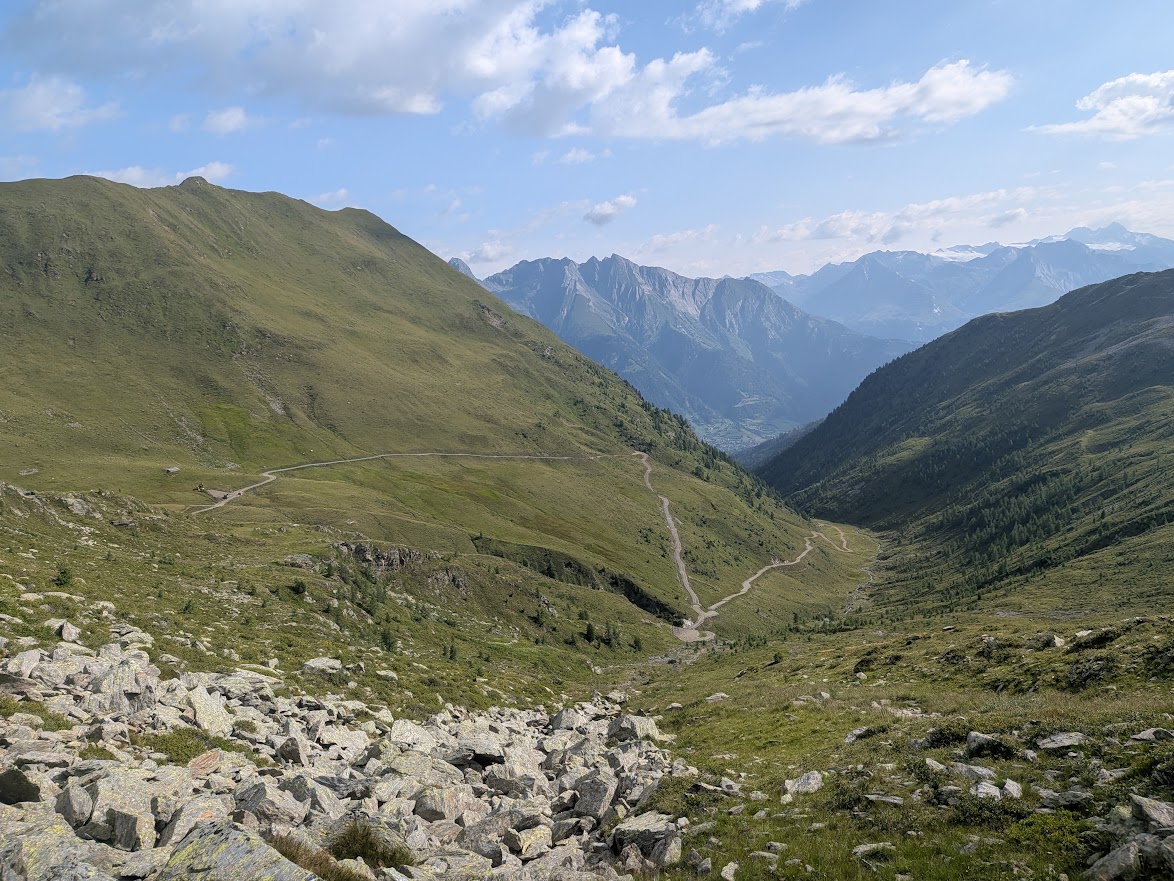 Der Wegabschnitt zur Lasörling-Hütte begrüßte mich mit Sonnenschein