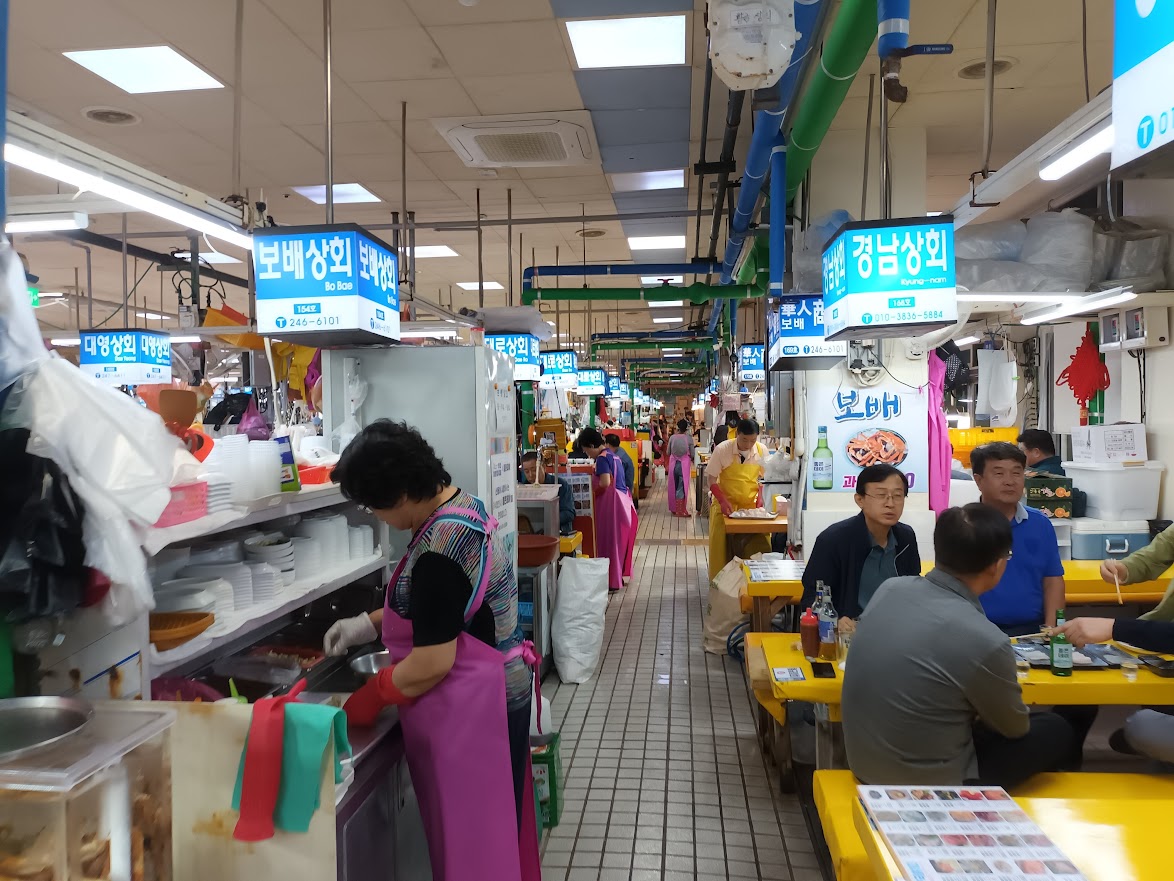 Buntes Treiben am Jagalchi Markt