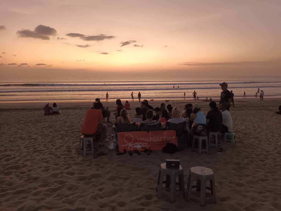 Couchsurfing-Event in Bali, um gemeinsam den Sonnenuntergang zu genießen