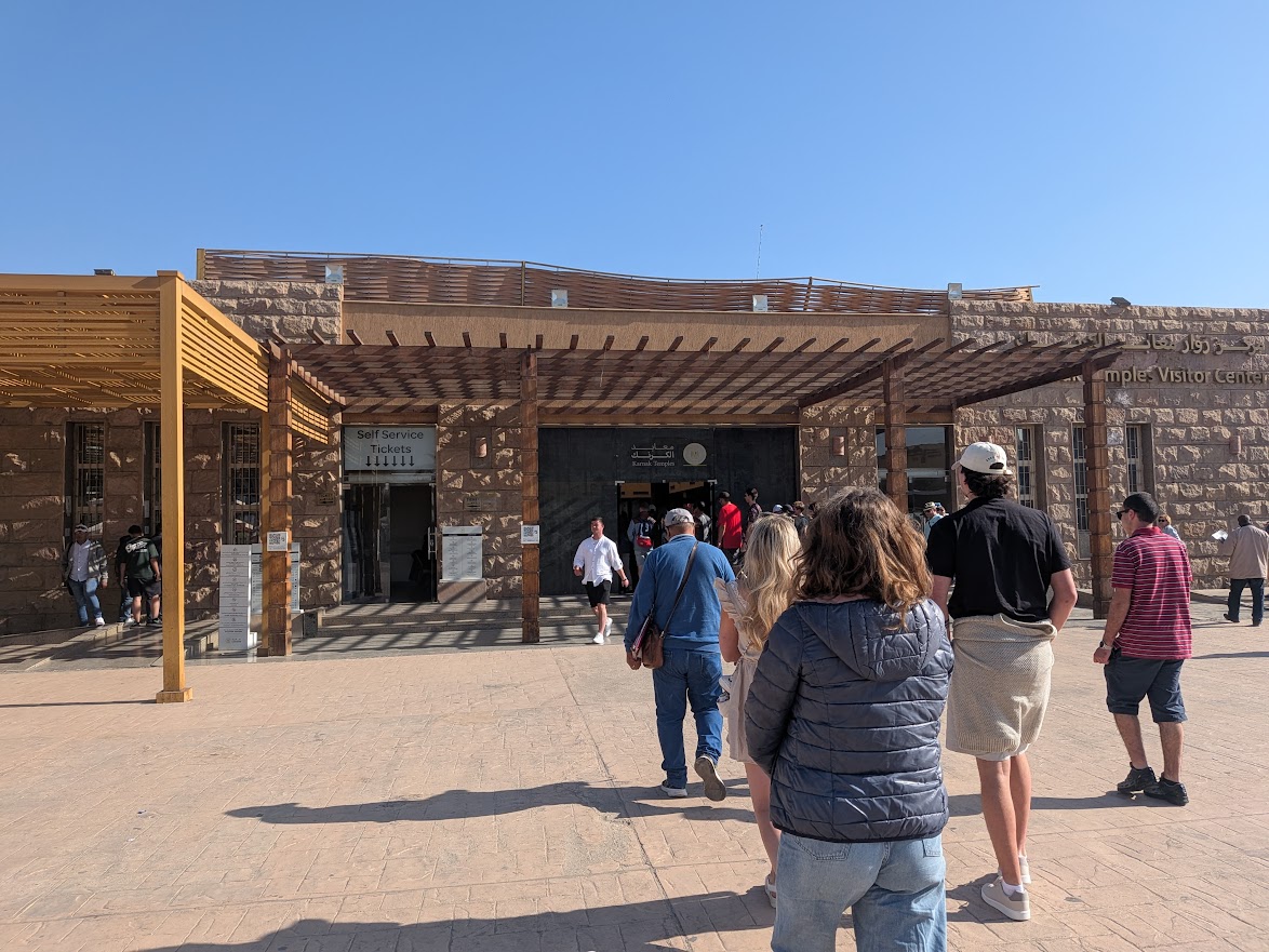 Das Eingangsgebäude der Tempelanlage