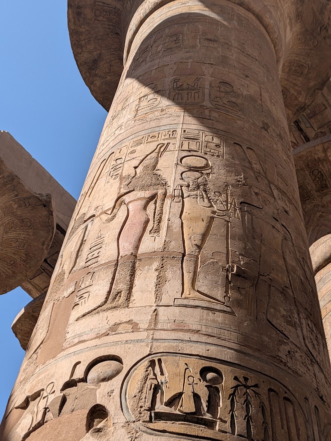 Die Gesichter vieler Götterfiguren wurden entfernt