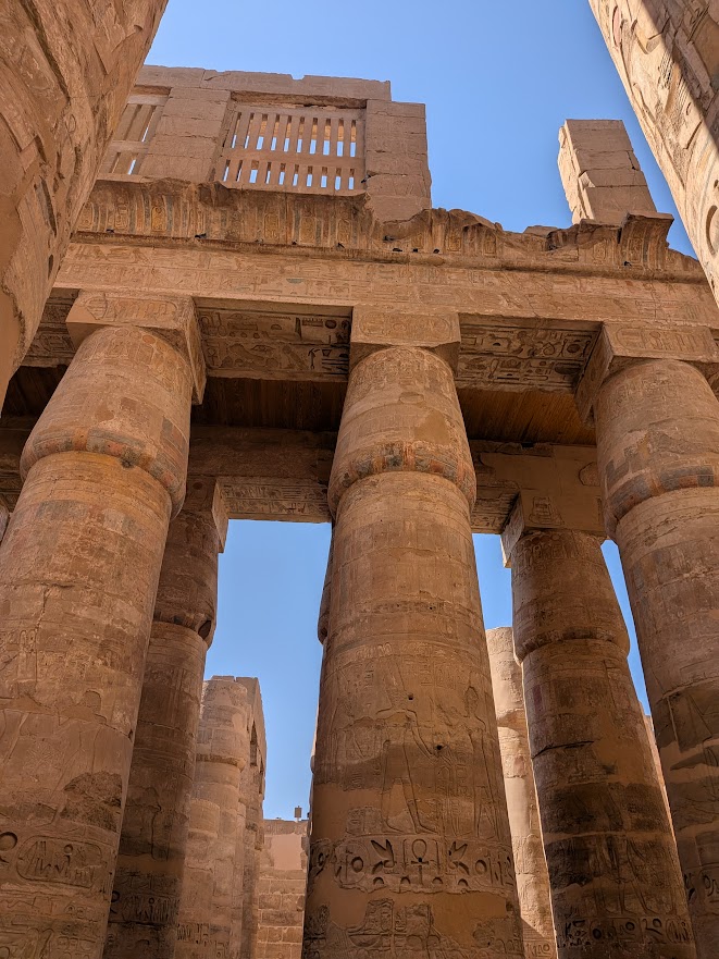 Fensterschlitze zur Belüftung der ehemals überdchten Halle