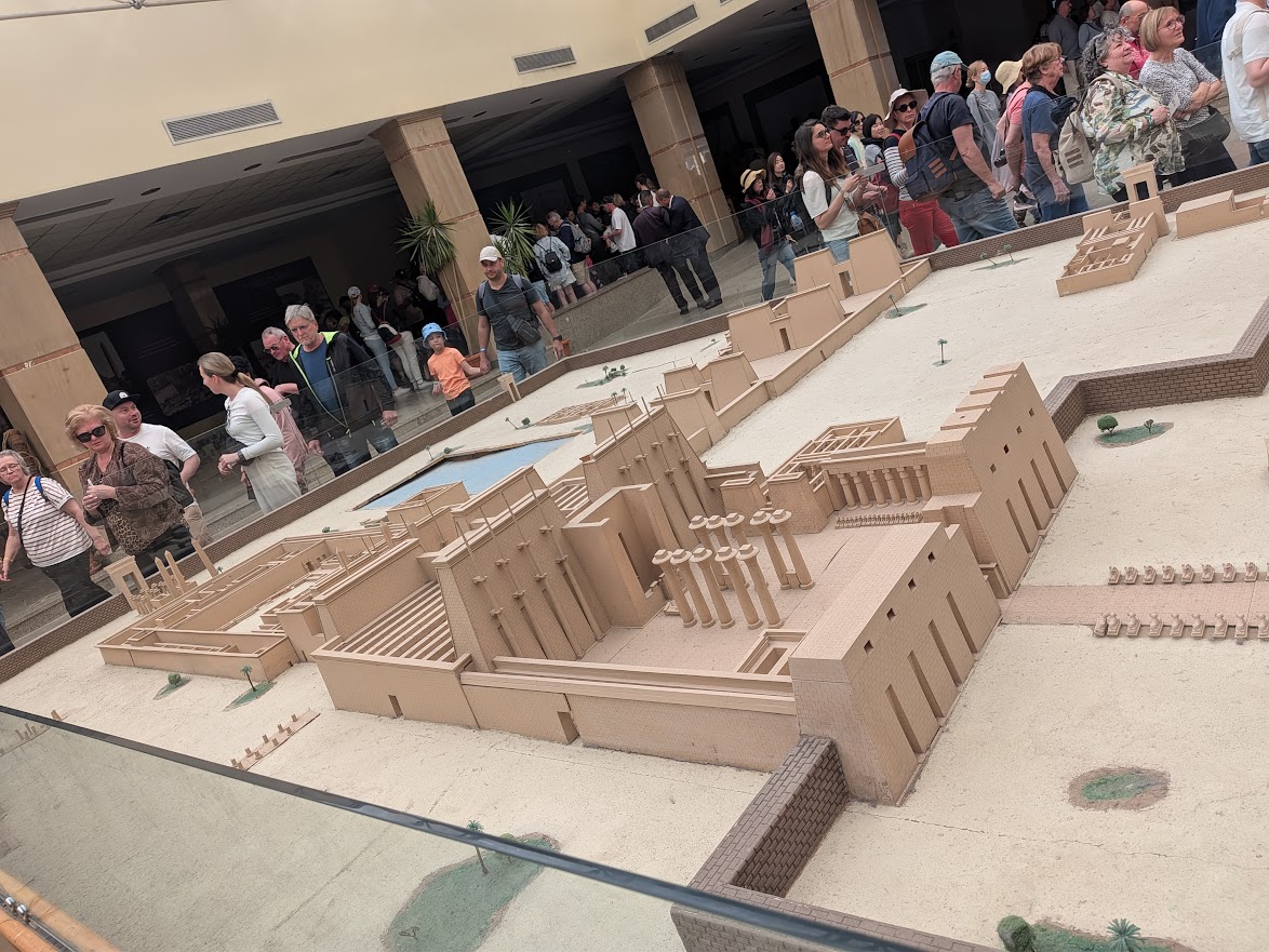 Modell der Anlage, in dem die Hauptachse durch den Amun-Re-Tempel von rechts nach links verläuft