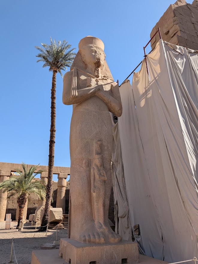 Statue im Vorhof des Hypostyl